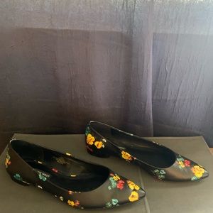 Nine West sz 9.5 black flats with flower print